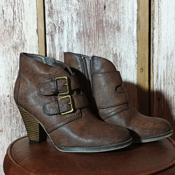 Mia Farris chocolate zip bootie with decorative buckle 2" heel 6.5 - Picture 3 of 11